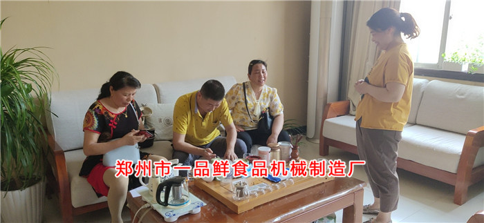 南陽(yáng)客戶(hù)與客服洽談